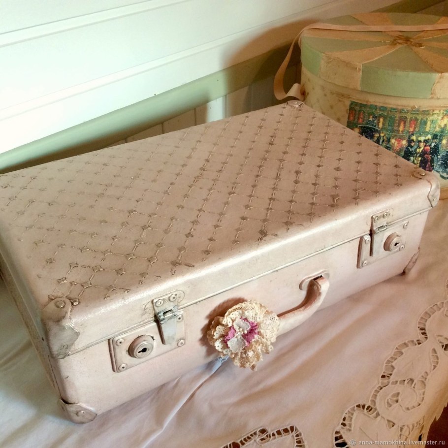 Декорировать старый чемодан