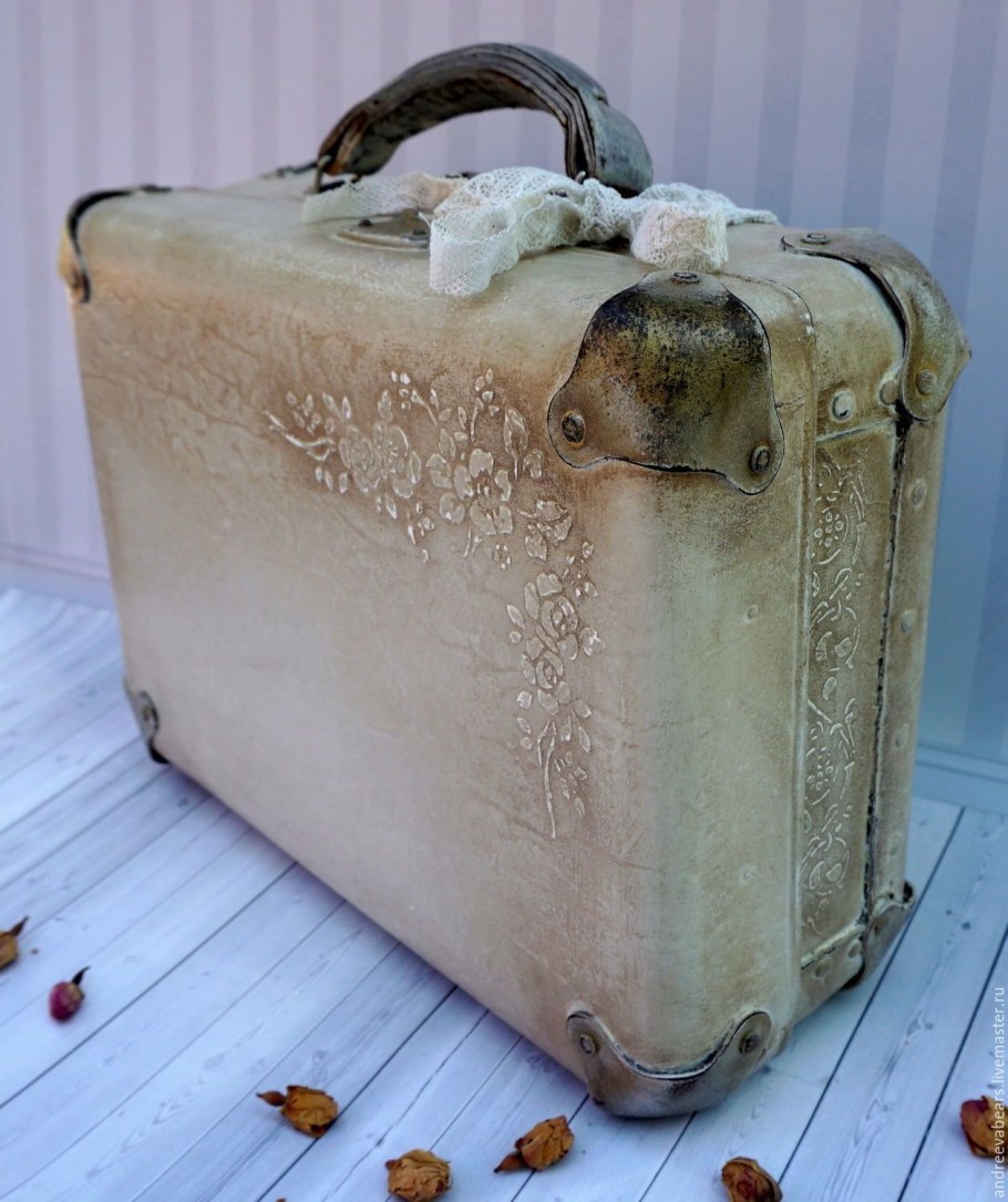 Декор старых чемоданов