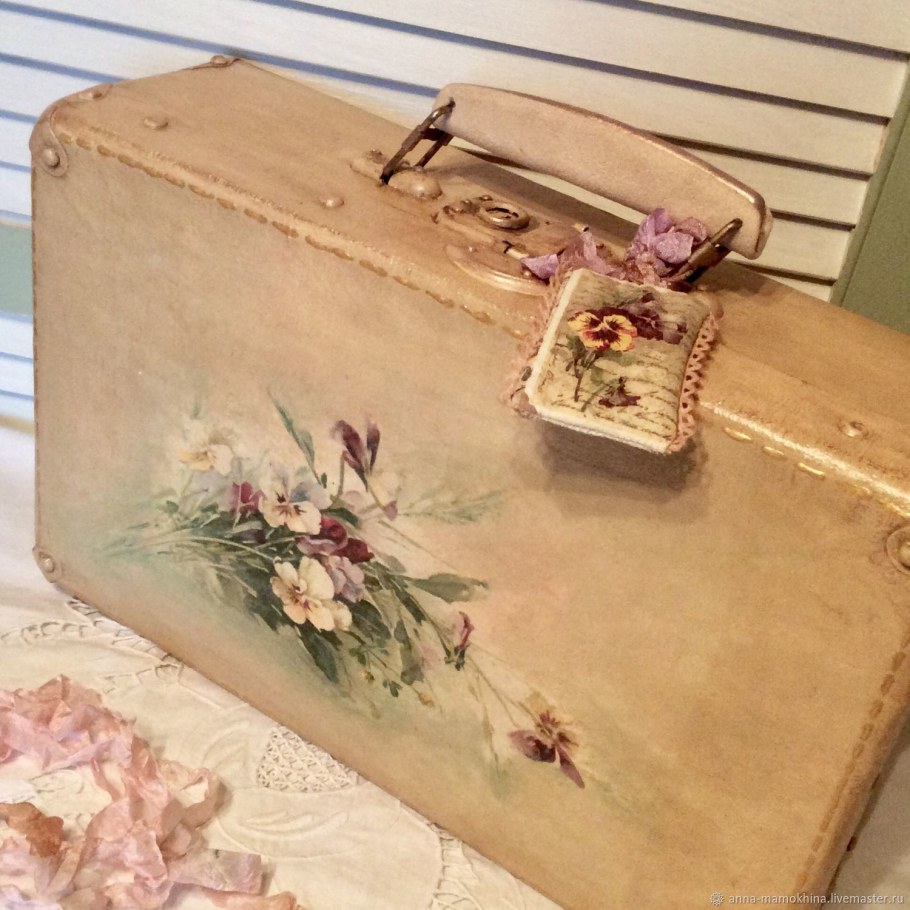 Чемодан в интерьере Винтаж