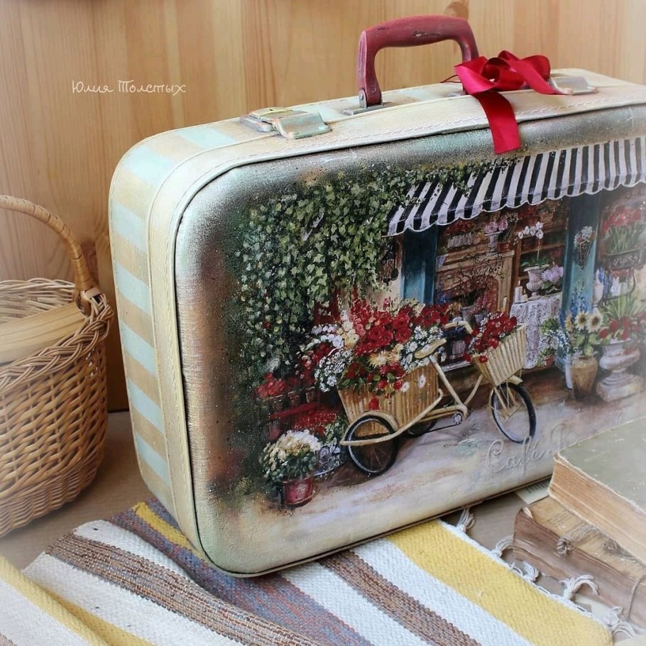 Декупаж старого чемодана