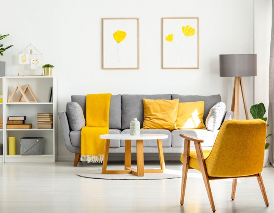 Жетный диван в сером интерьере