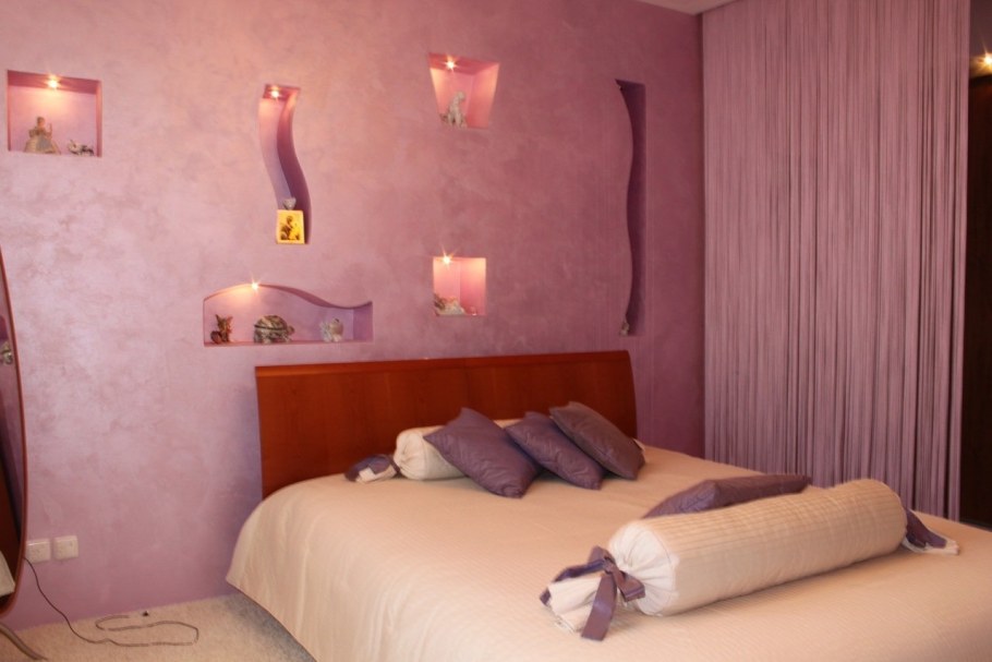 Декоративная штукатурка для стен в спальне