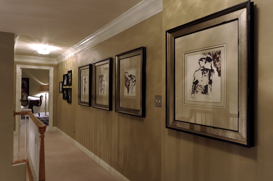 Картины в узком коридоре