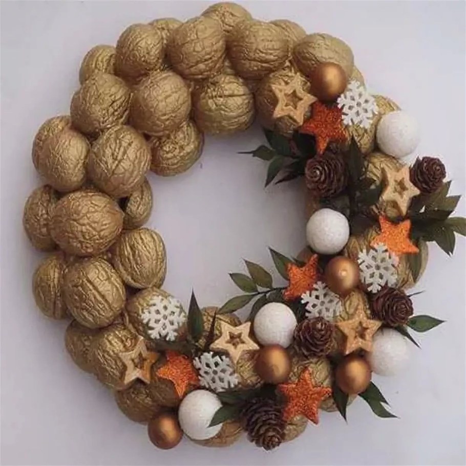 Новогодний венок из скорлупы грецкого ореха