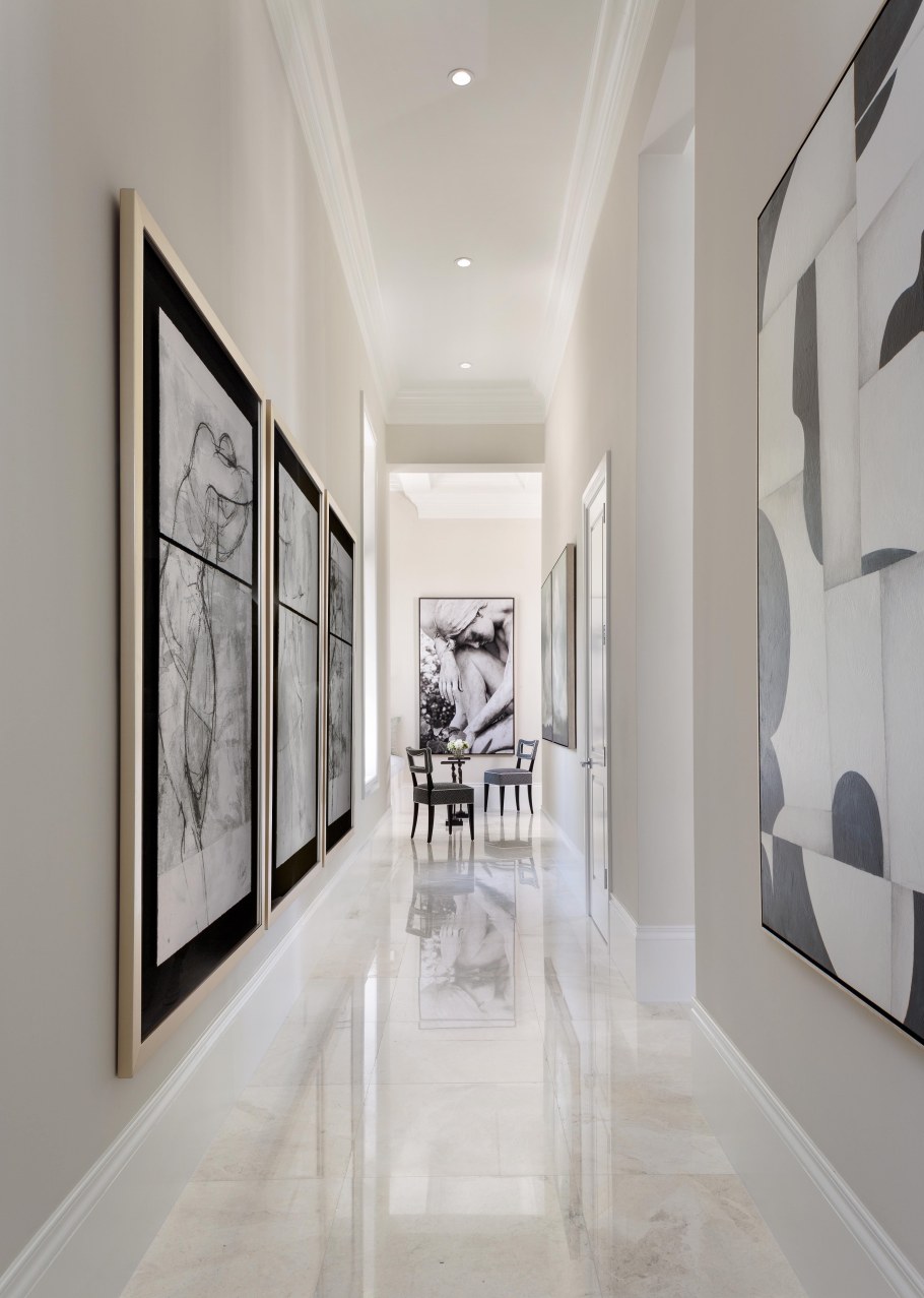 Картины в узком коридоре