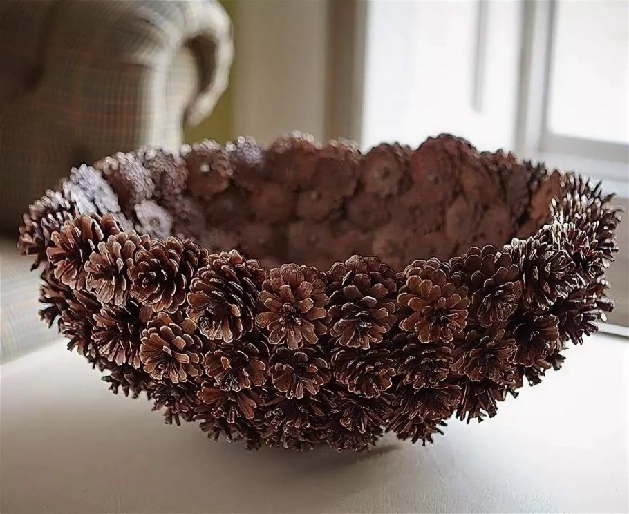 Декор из сосновых шишек