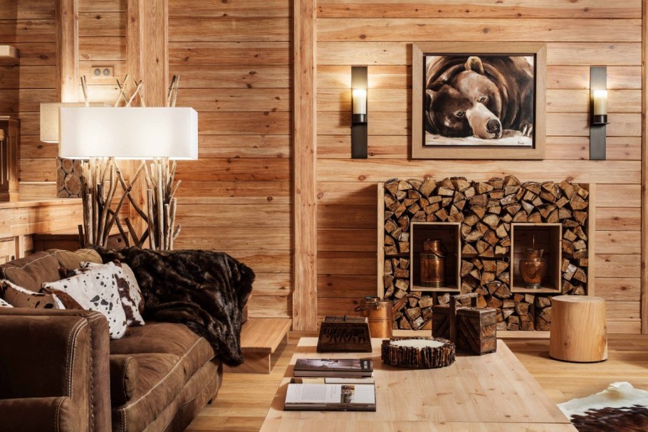 Дерево в интерьере гостиной