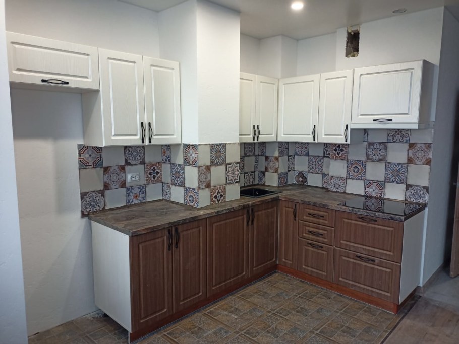 Столешница брут в интерьере кухни