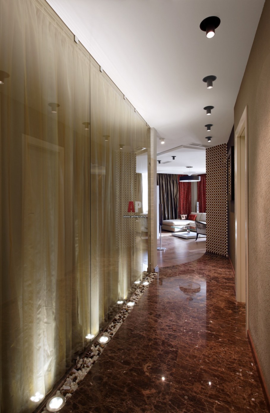 Точечные светильники в длинном коридоре