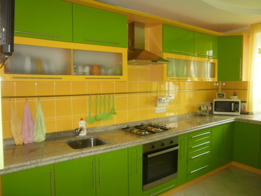 Декор на желто зеленую кухню