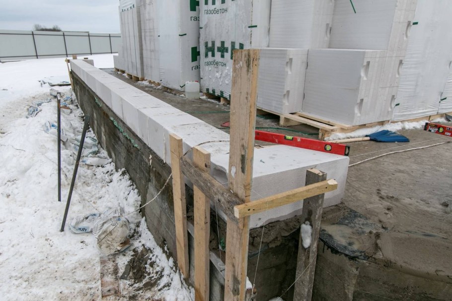 Первый ряд газоблока на фундамент
