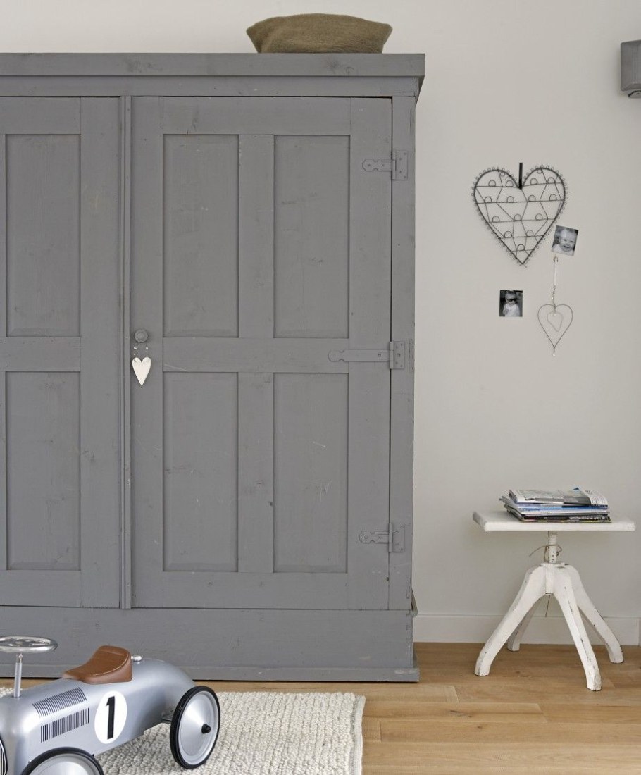 Серый шкаф крашеный