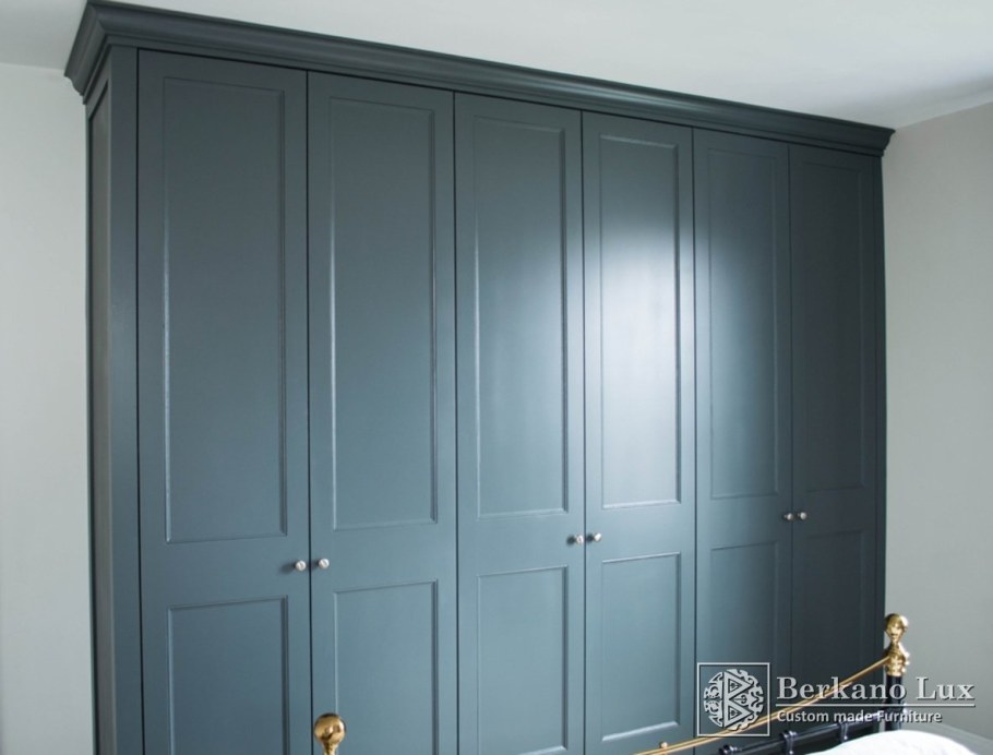 Шкаф с крашенными фасадами