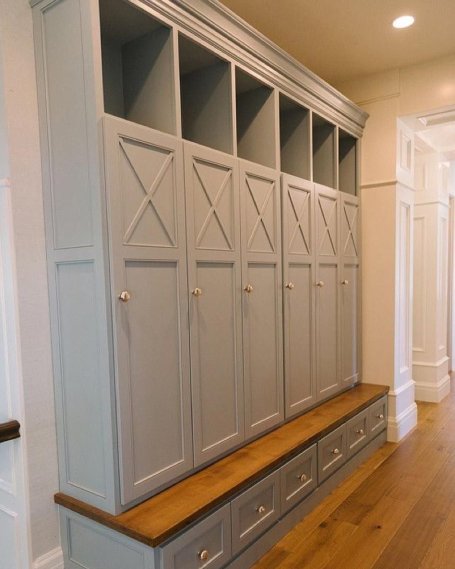 Деревянный шкаф в прихожую