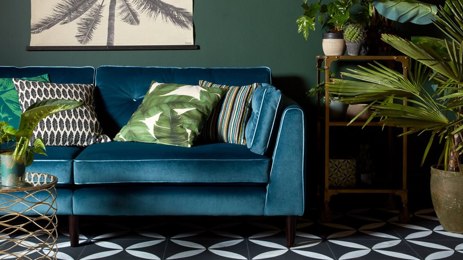 Сочетание цветов в интерьере бирюза диван и какие сделать обои