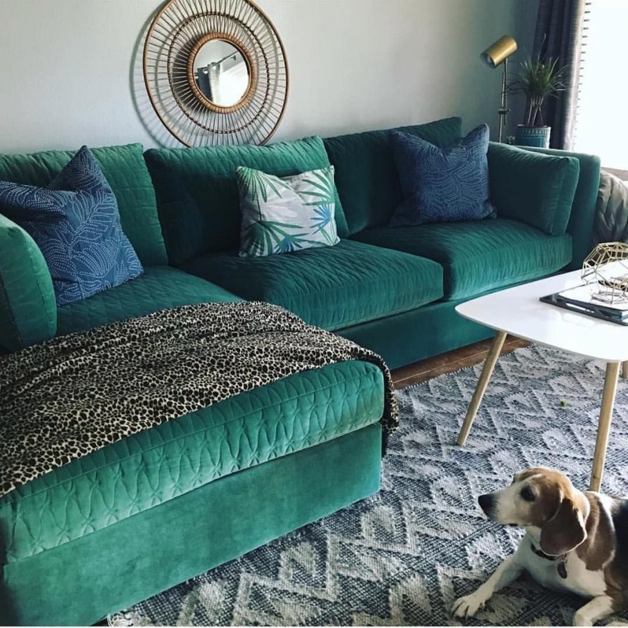 Изумруджный диван винтерьере