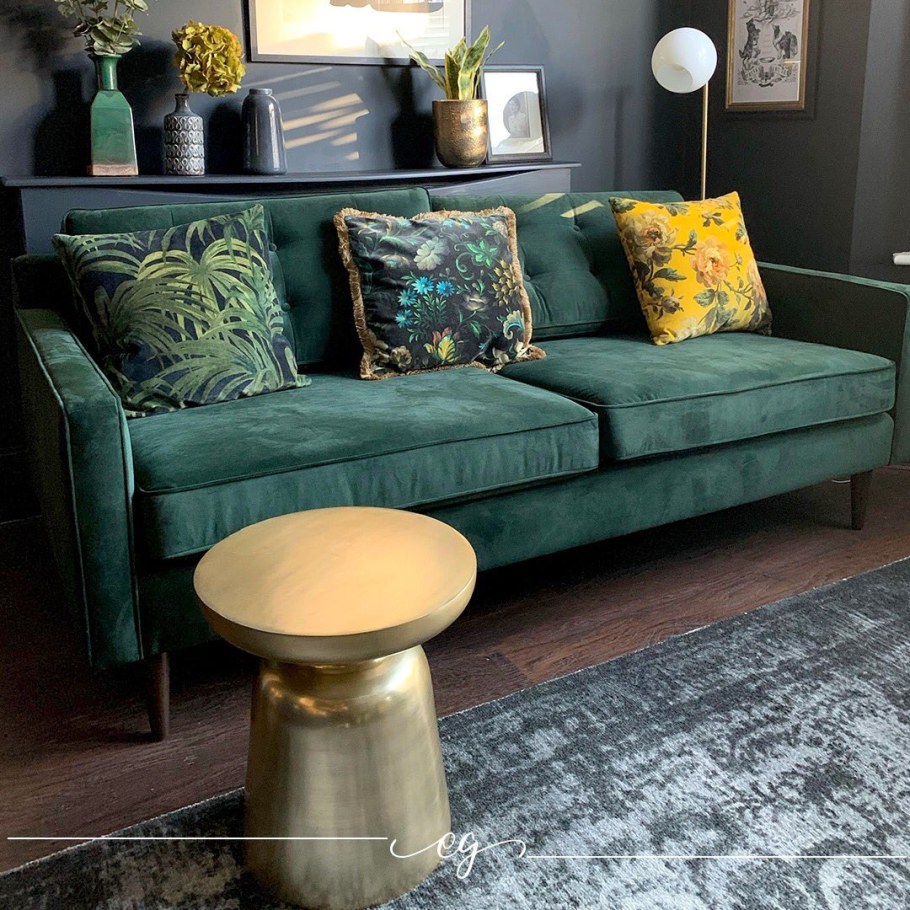 Зеленый диван в сером интерьере