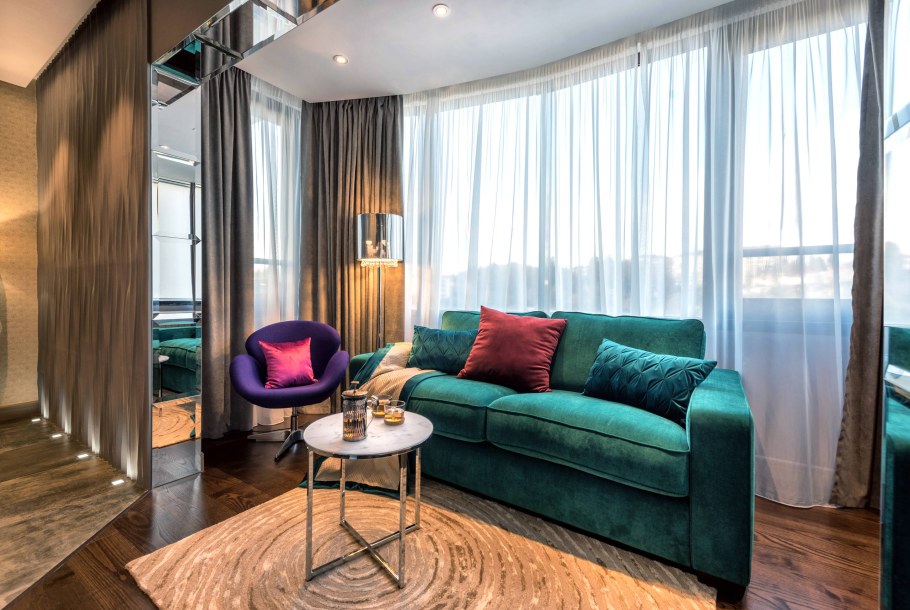 Гостиная с изумрудным диваном