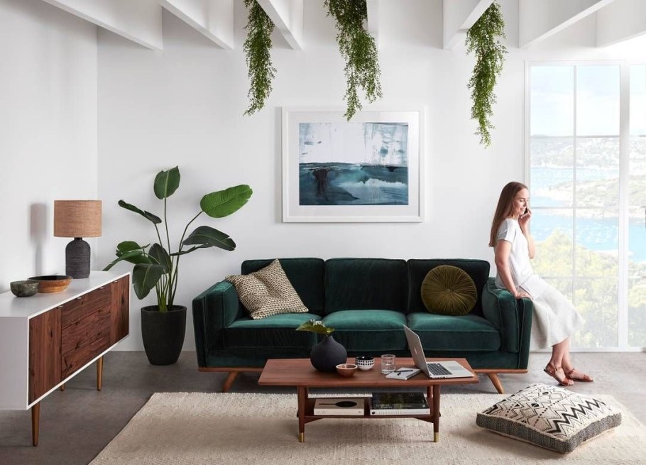 Тёмно- зелёный диван в интерьере