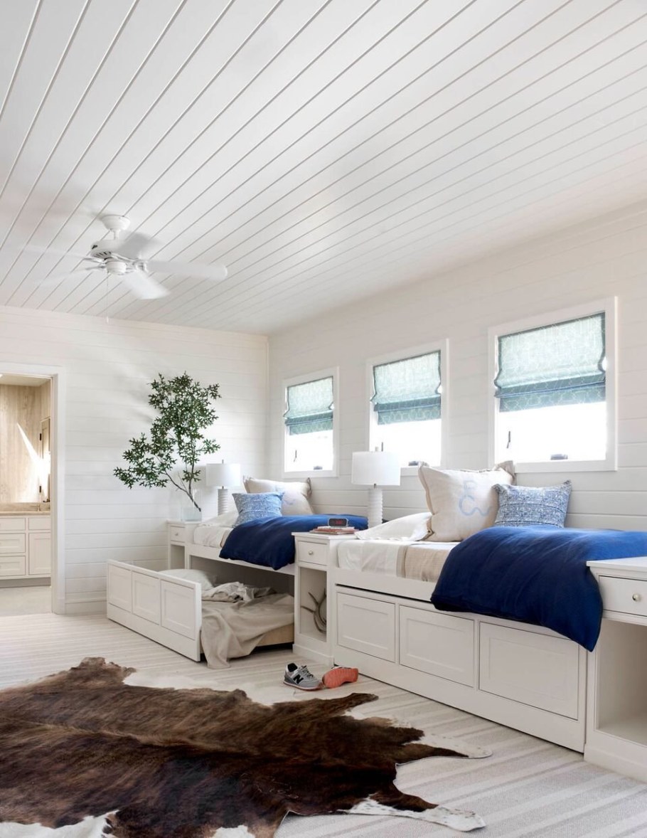 Белый деревянный потолок