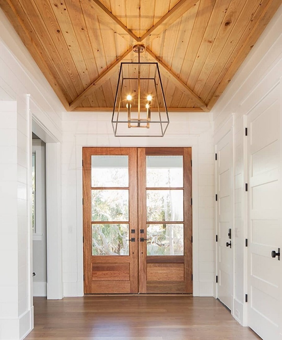 Деревянная вагонка на потолке