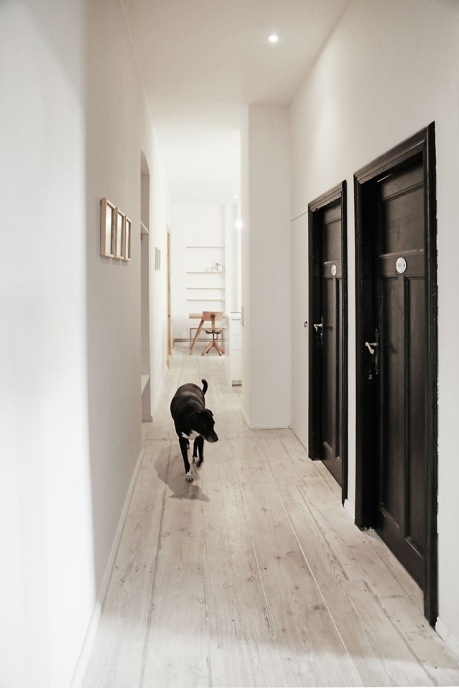 Светлая дверь на черной стене