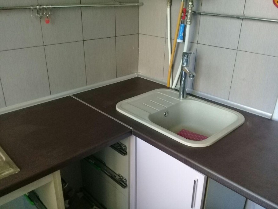 Мойка на стыке столешниц