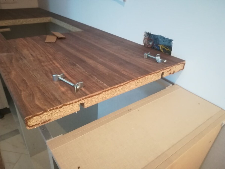 Стянуть столешницу