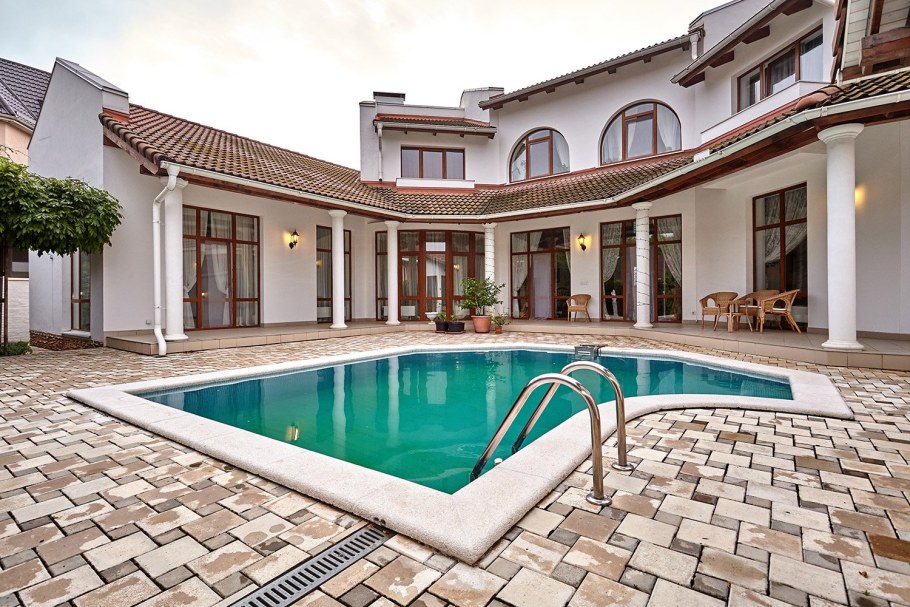 Шикарный коттедж с бассейном