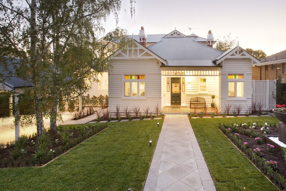 Белый коттедж