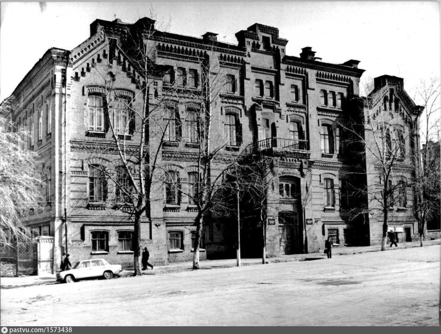 Здание бывшей женской гимназии