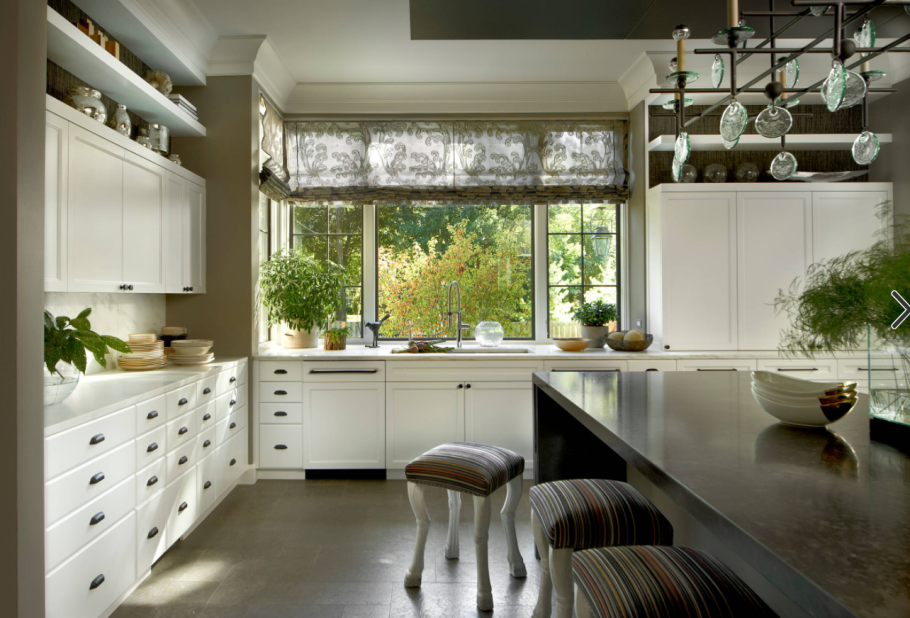 Кухня с большим окном
