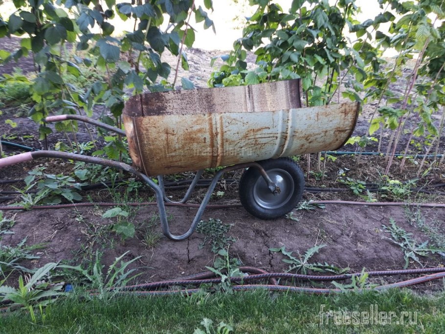 Садовая тачка из бочки своими