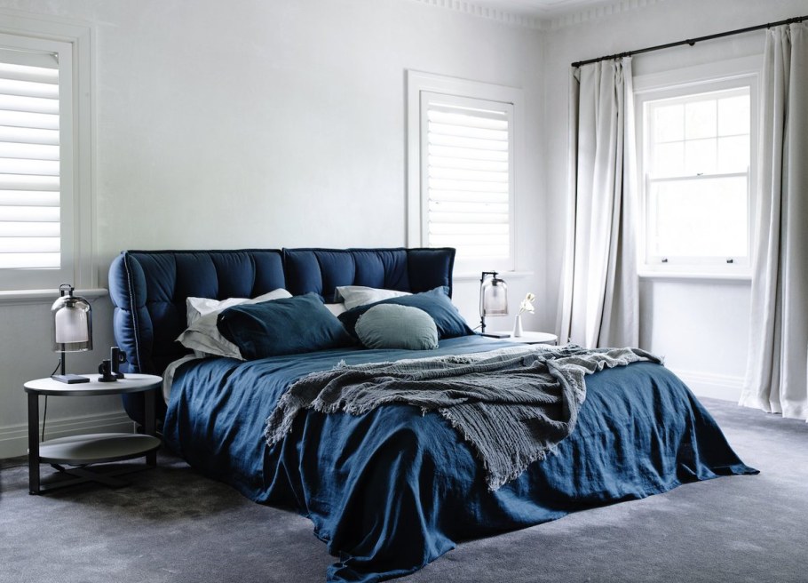 Синие стены в спальне