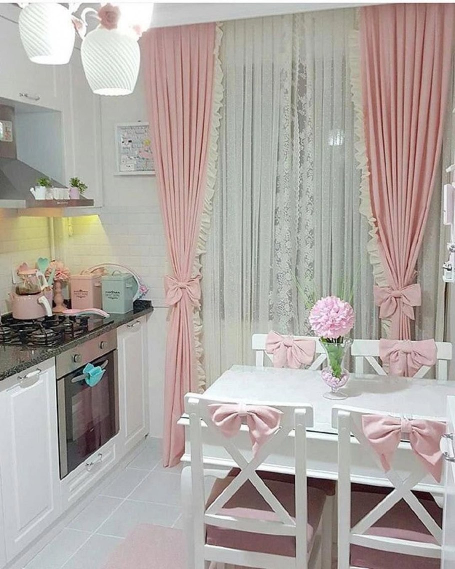 Розовые шторы на кухню