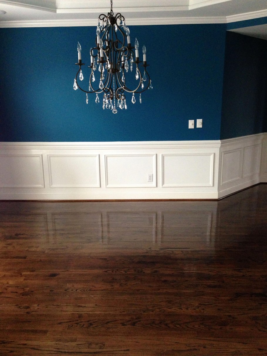 Синие стены коричневый пол