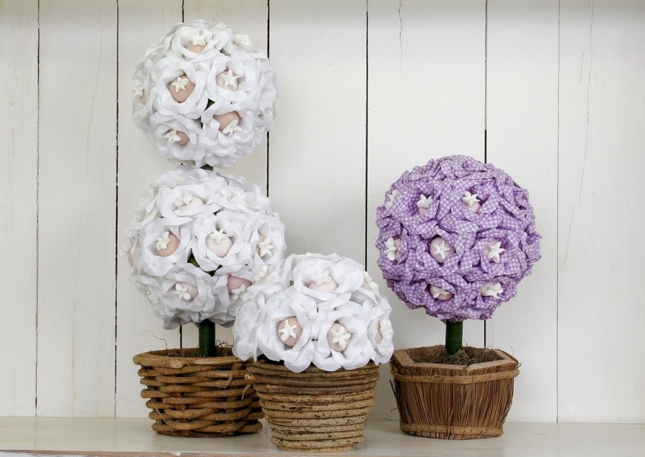 Композиция из бумажных цветов