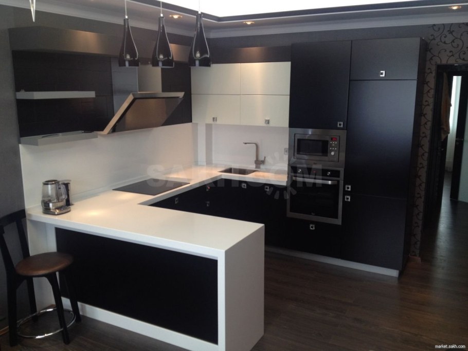 П-образная кухня с барной стойкой