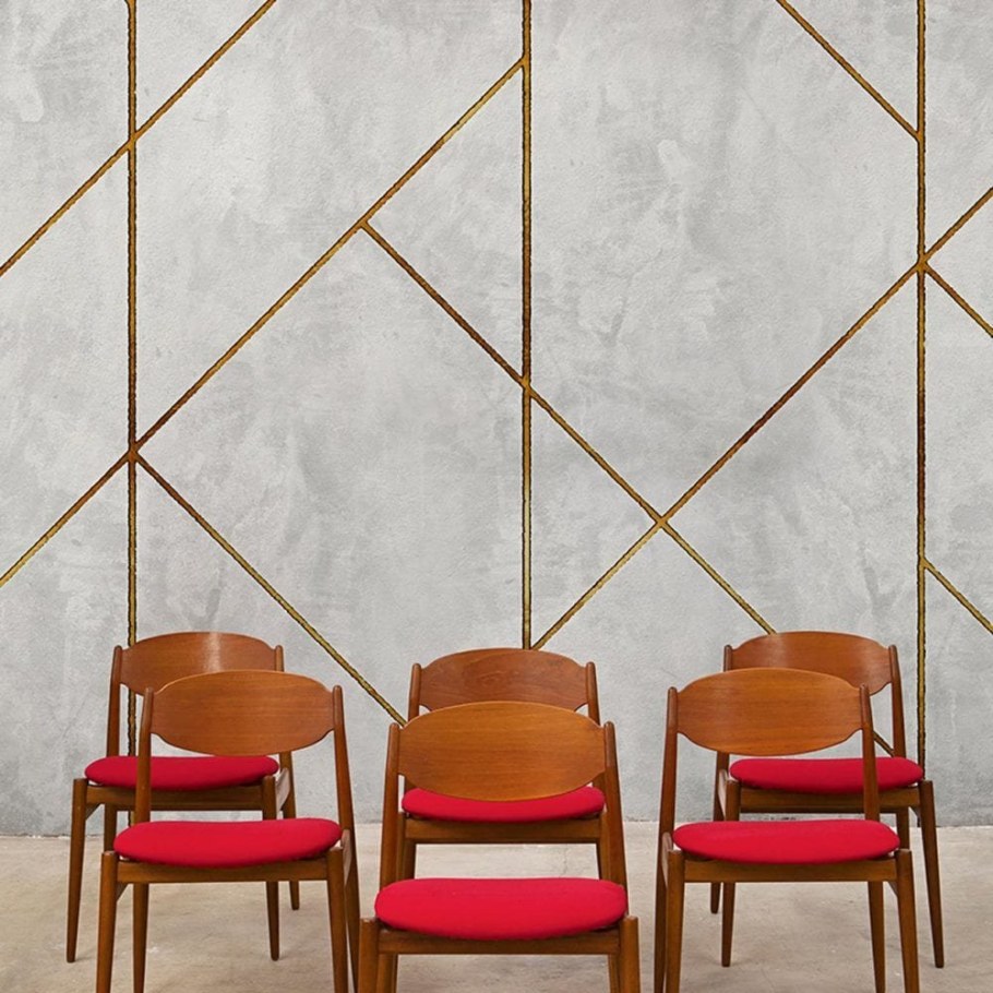 Золотые линии на стене в интерьере