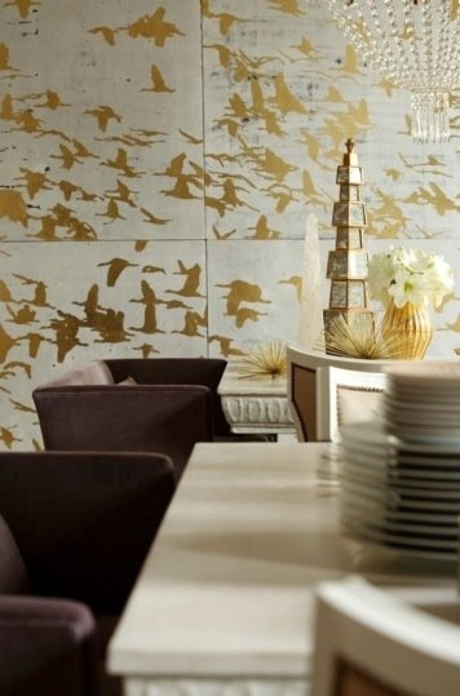 Декор стен золотыми полосками