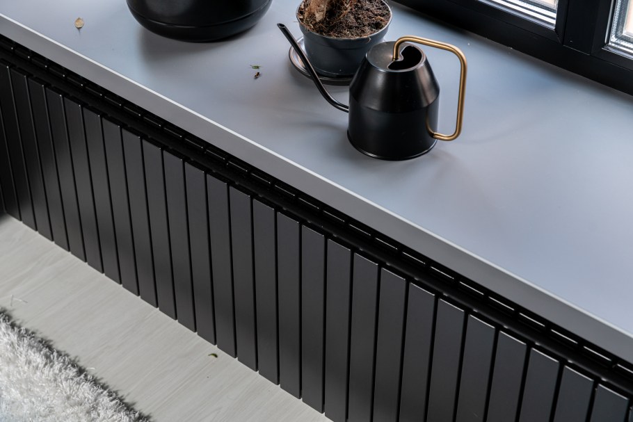 Черный подоконник