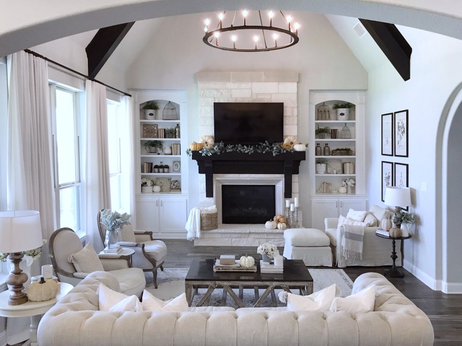Гостиная с камином в светлых тонах