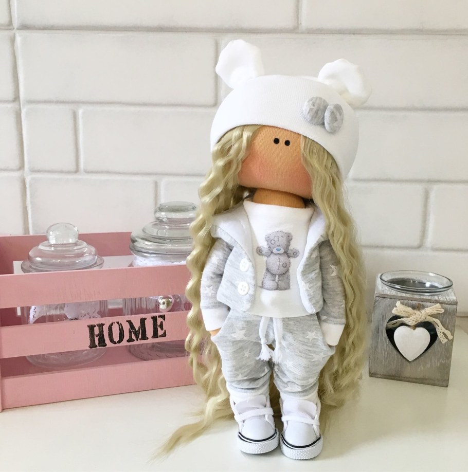 Интерьерная кукла в спортивном костюме