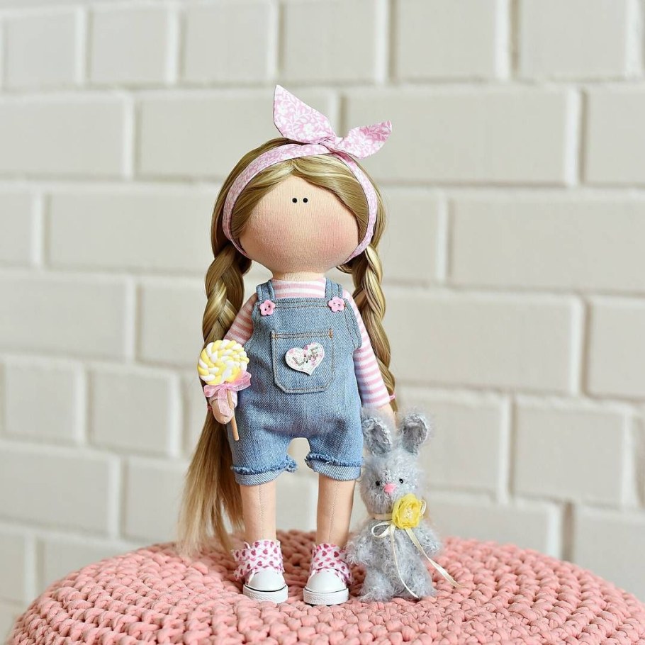 Текстильная кукла в шортах