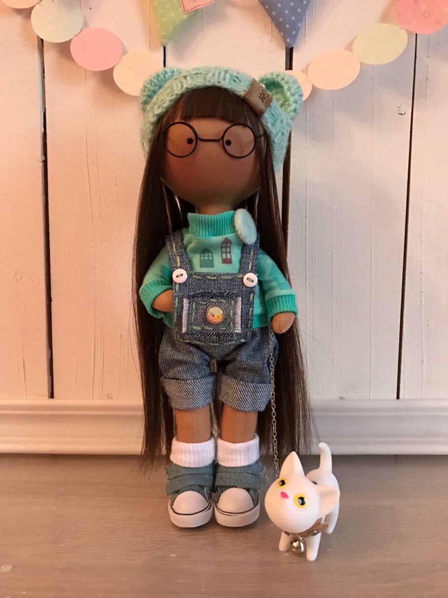 Интерьерная кукла в очках