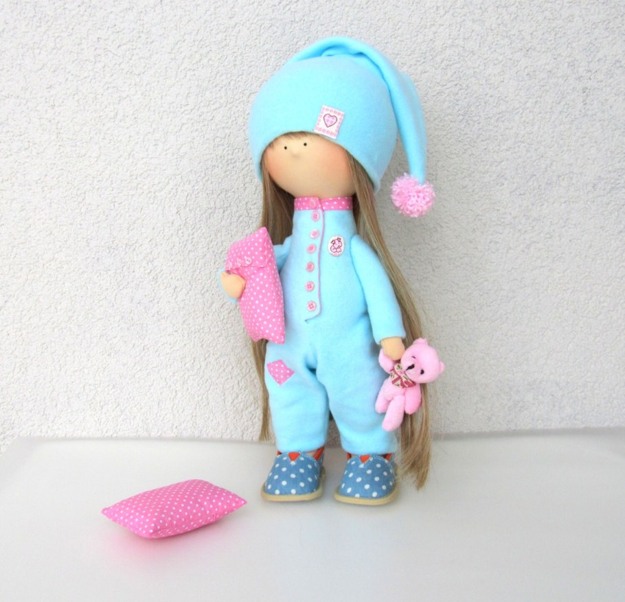 Текстильная кукла в пижаме