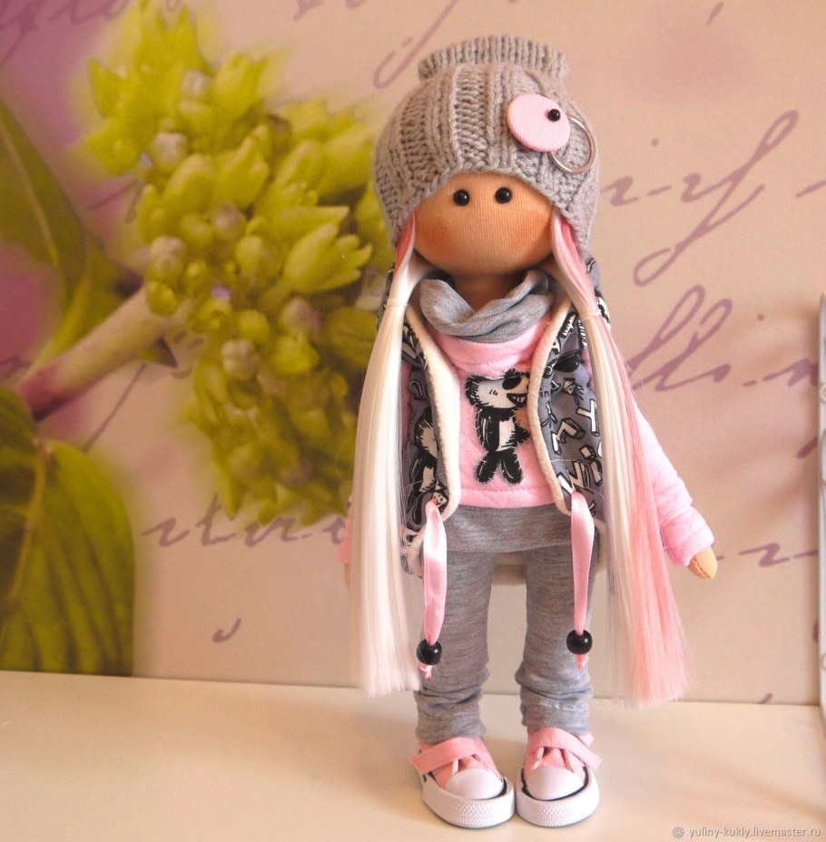 Интерьерная кукла в спортивном костюме