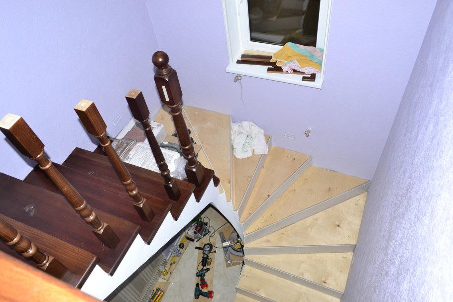 Отделка лестницы деревом