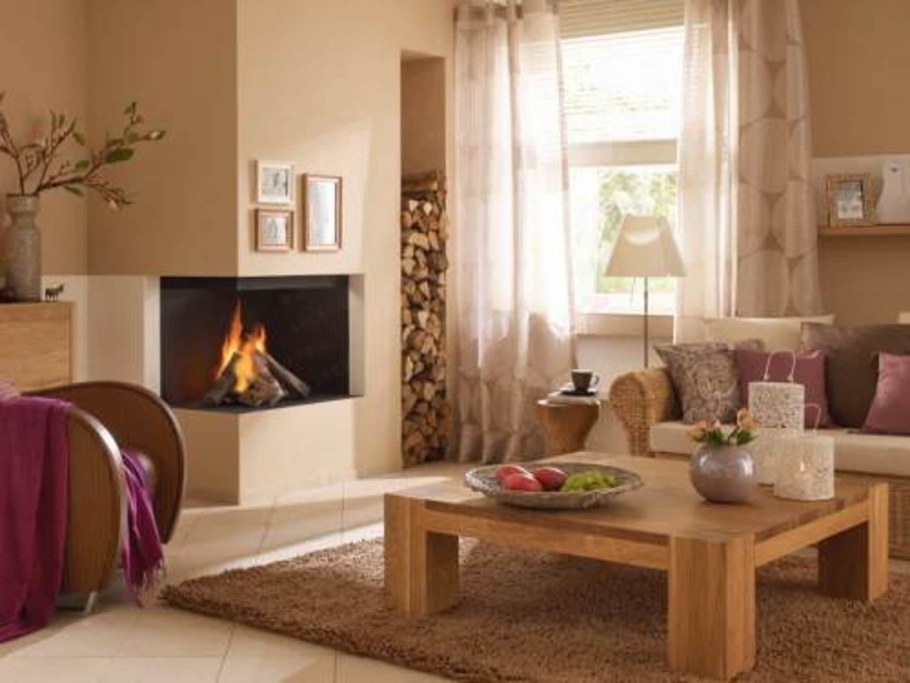 Гостиная в бежевых тонах с камином