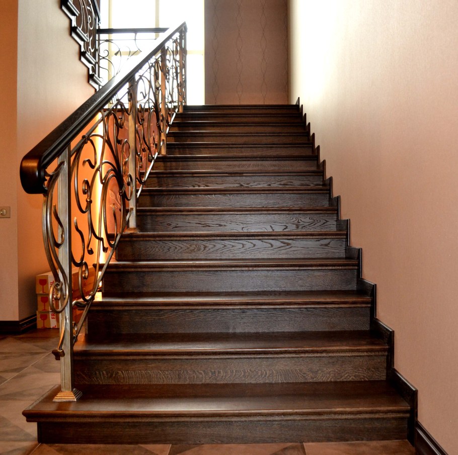 Отделка лестницы деревом